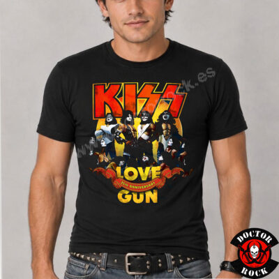 Modelo con camiseta KISS Love Gun 35th Anniversary negra y estampación frontal retro