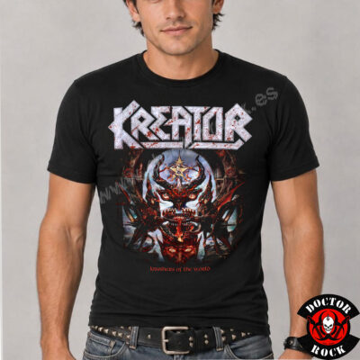 Modelo con camiseta Kreator Krushers of the World negra y estampación frontal metálica