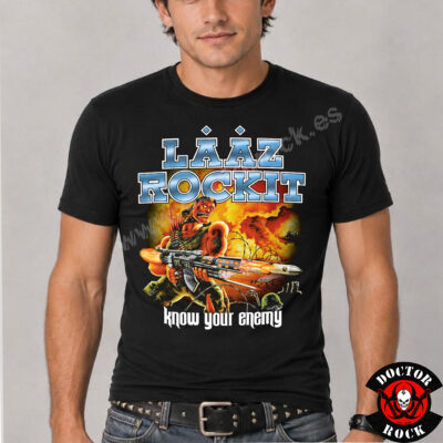 Modelo con camiseta Lääz Rockit Know Your Enemy negra y diseño frontal de thrash metal