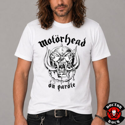 Modelo con camiseta Motörhead On Parole blanca y estampación frontal de estilo vintage