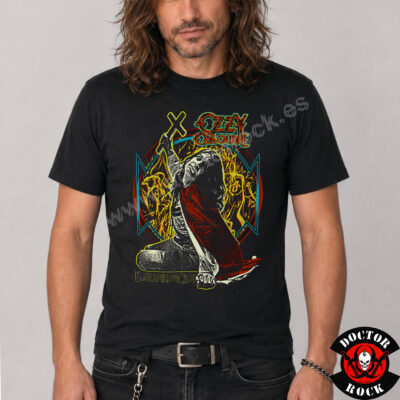 Modelo con camiseta Ozzy Osbourne Blizzard of Ozz negra y estampación frontal multicolor