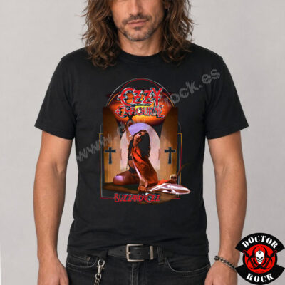 Modelo con camiseta Ozzy Osbourne Blizzard of Ozz negra y estampación frontal en tonos rojos y negros