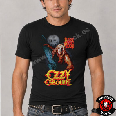 Modelo con camiseta Ozzy Osbourne Bark at the Moon negra y estampación frontal de estilo ochentero