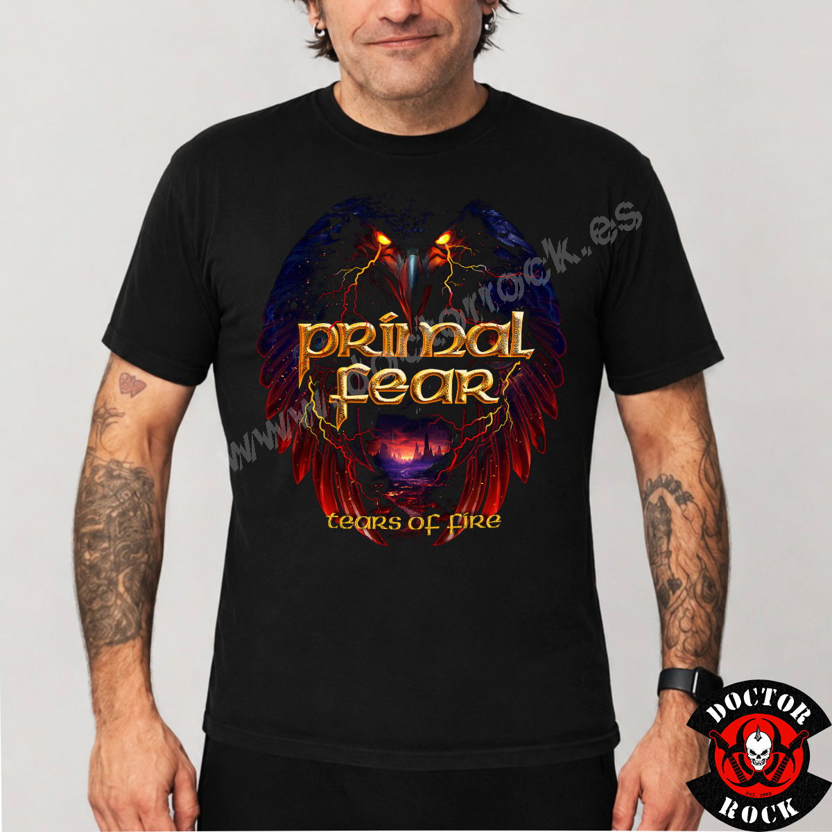Modelo con camiseta Primal Fear Tears of Fire negra y estampación frontal en rojo azul y dorado