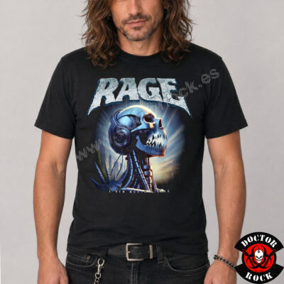 Modelo con camiseta Rage A New World Rising negra y estampación frontal mecánica