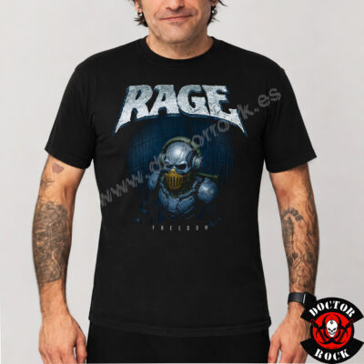 Modelo con camiseta Rage Freedom negra y estampación frontal futurista