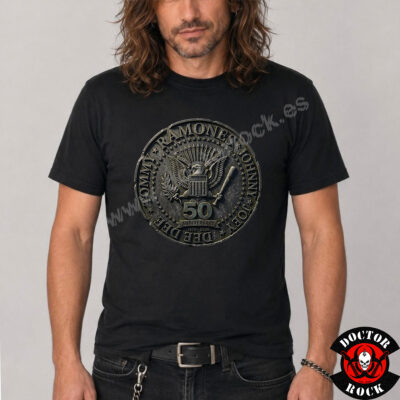 Modelo con camiseta Ramones 50 Aniversario 1976 2026 negra y estampación frontal metálica