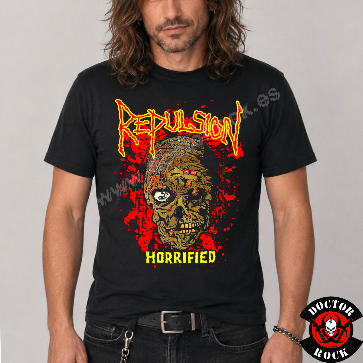Modelo con camiseta Repulsion Horrified negra y estampación frontal de grindcore