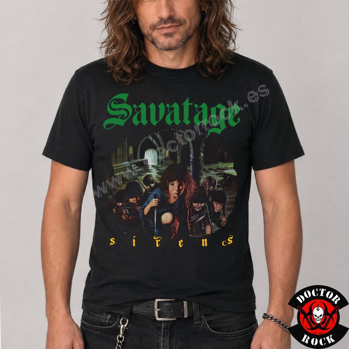 Modelo con camiseta Savatage Sirens negra y estampación frontal del disco