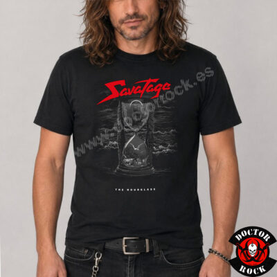 Modelo con camiseta Savatage The Hourglass negra y estampación frontal en tonos grises y rojos