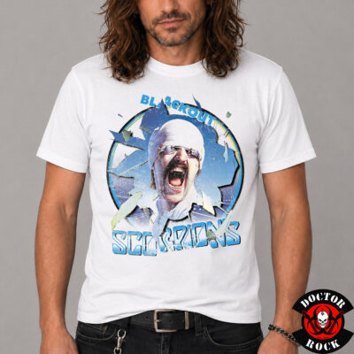 Modelo con camiseta Scorpions Blackout blanca y estampación frontal azul con efecto cristal roto