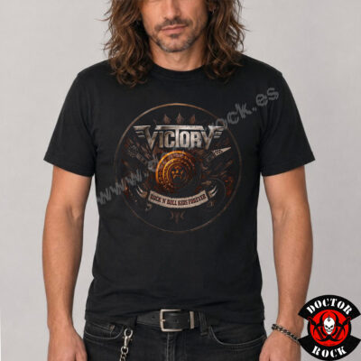 Modelo con camiseta Victory Rock N Roll Kids Forever negra y estampación frontal estilo hard rock
