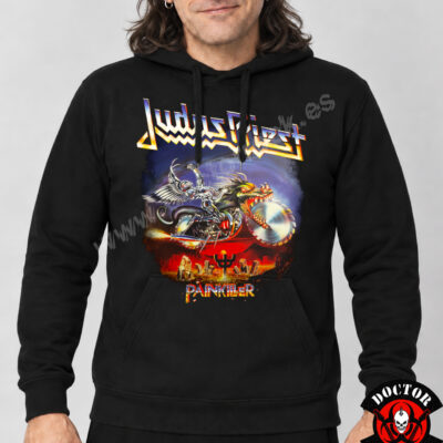 Modelo con sudadera Judas Priest Painkiller negra y estampación frontal de alta calidad