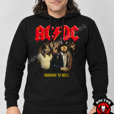 Modelo con sudadera AC/DC Highway to Hell negra y estampación frontal roja y amarilla