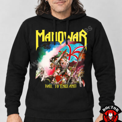 Modelo con sudadera Manowar Hail to England negra y estampación frontal épica