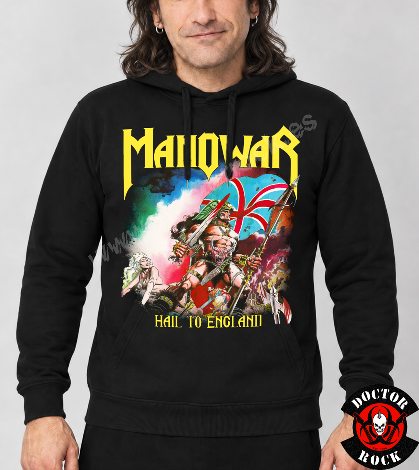 Modelo con sudadera Manowar Hail to England negra y estampación frontal épica