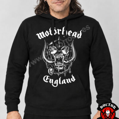 Modelo con sudadera Motörhead England negra y estampación frontal blanca