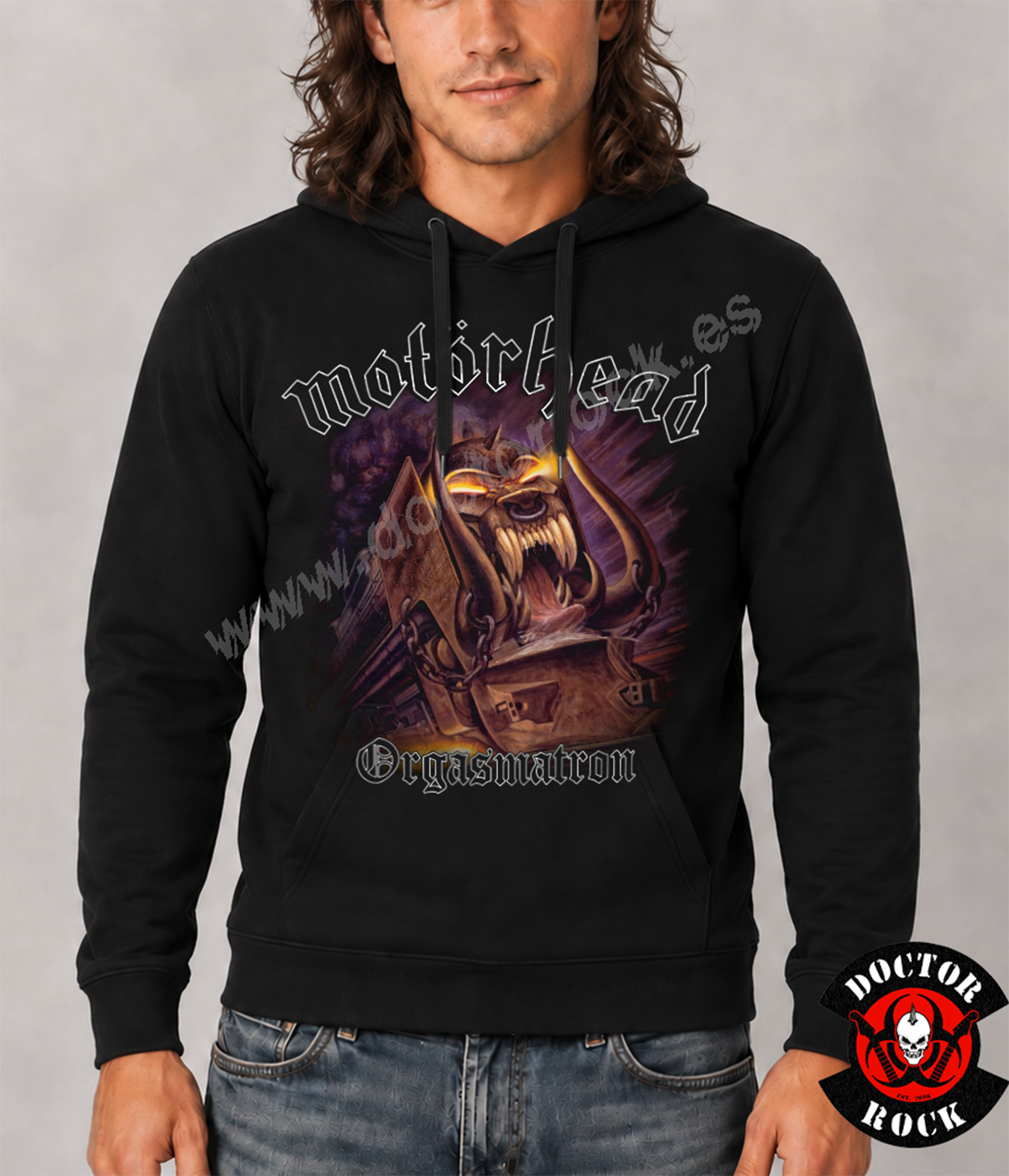 Modelo con sudadera Motörhead Orgasmatron negra y estampación frontal de alta calidad