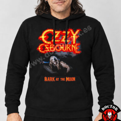 Modelo con sudadera Ozzy Osbourne Bark at the Moon negra y diseño de criatura nocturna