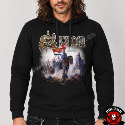 Modelo con sudadera Saxon Crusader negra y estampación frontal inspirada en el álbum