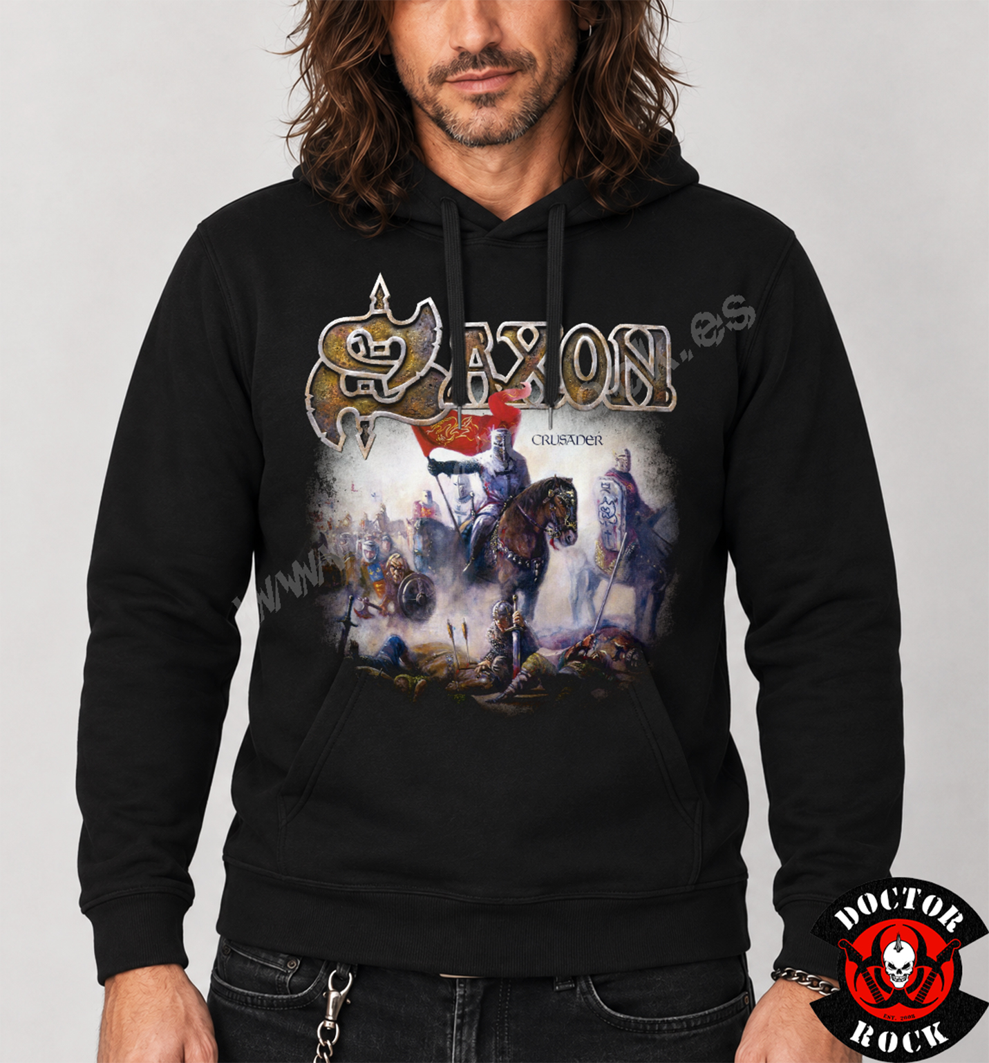 Modelo con sudadera Saxon Crusader negra y estampación frontal inspirada en el álbum
