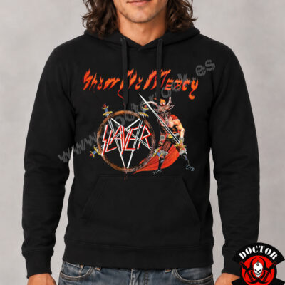 Modelo con sudadera negra Slayer Show No Mercy y diseño frontal de la portada