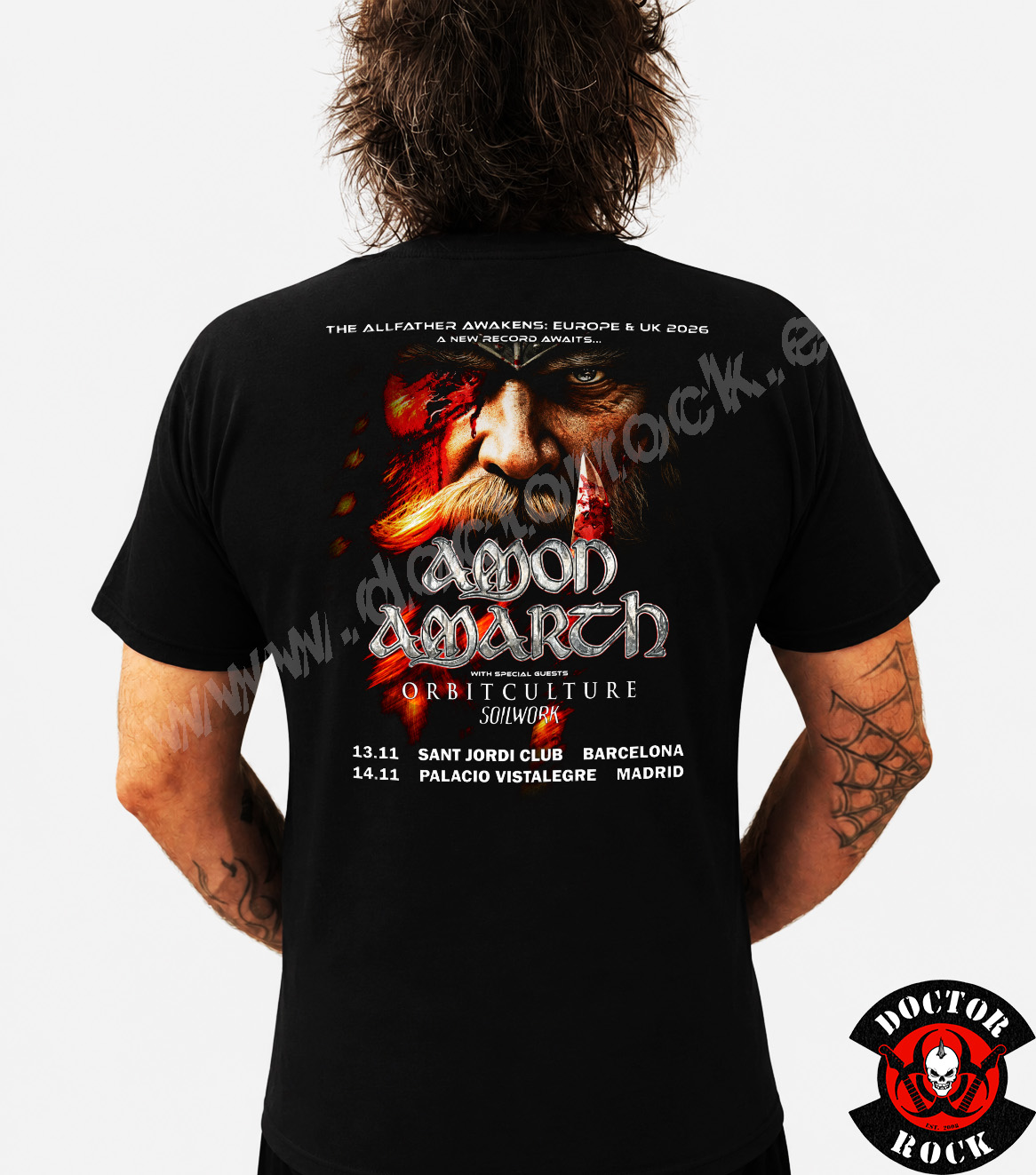 Espalda de camiseta Amon Amarth Tour 2026 con fechas de Barcelona y Madrid