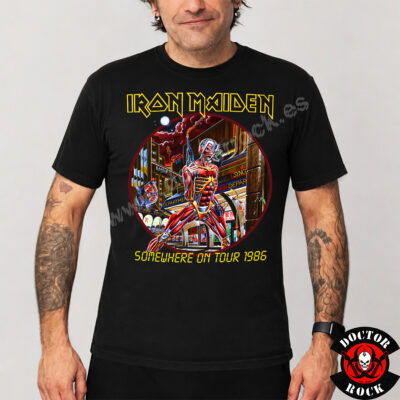Modelo con camiseta Iron Maiden Somewhere on Tour 1986 y diseño frontal de Eddie