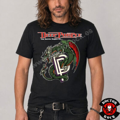 Modelo con camiseta Deep Purple The Battle Rages On negra y estampación frontal