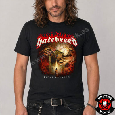Modelo con camiseta Hatebreed Fatal Paradox negra y estampación frontal