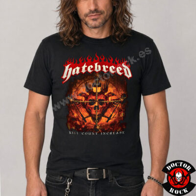 Modelo con camiseta Hatebreed Kill Count Increase negra y estampación frontal