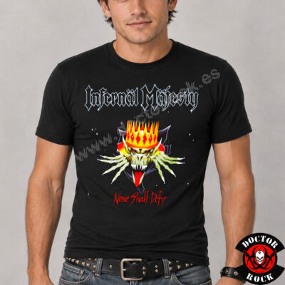 Modelo con camiseta Infernal Majesty None Shall Defy negra