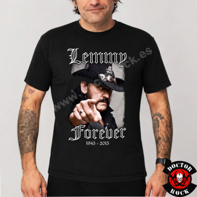 Modelo con camiseta Motörhead Lemmy Forever negra y estampación frontal homenaje