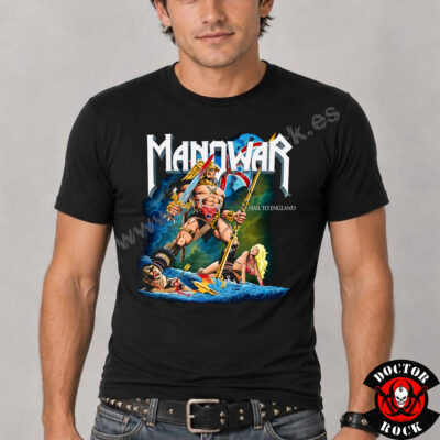 Modelo con camiseta Manowar Hail to England MMXIX negra y estampación frontal