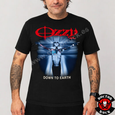 Modelo con camiseta Ozzy Osbourne Down to Earth negra