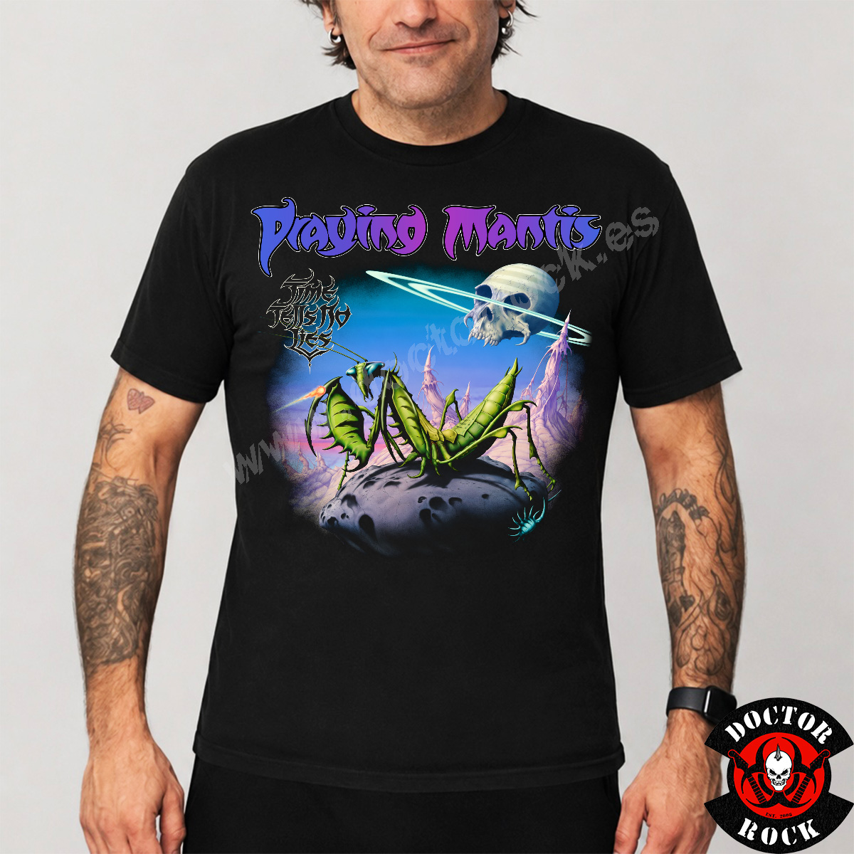 Modelo con camiseta Praying Mantis Time Tells No Lies negra