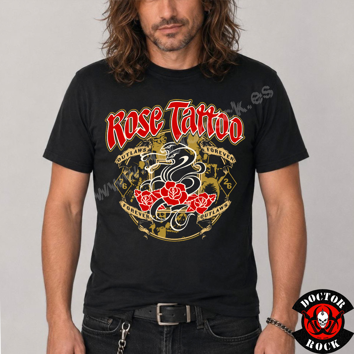 Modelo con camiseta Rose Tattoo Outlaws Forever negra de 50 aniversario