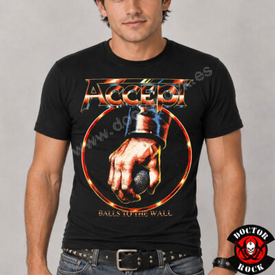 Modelo con camiseta Accept Balls to the Wall negra