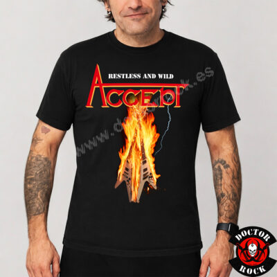 Frontal de camiseta Accept Restless and Wild con guitarras en llamas