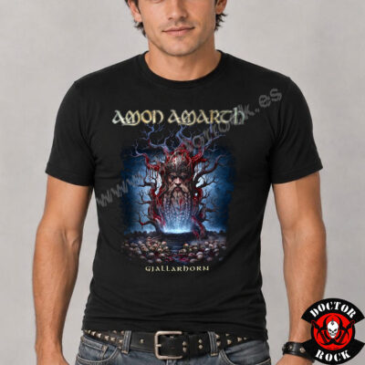 Modelo con camiseta Amon Amarth Gjallarhorn negra y estampación frontal