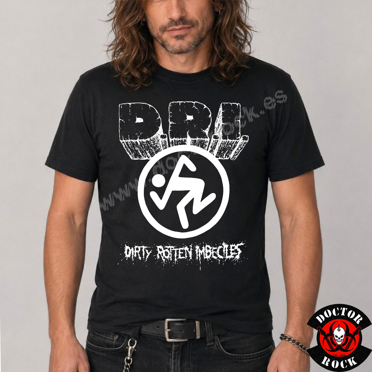 Modelo con camiseta D.R.I. Dirty Rotten Imbeciles negra y estampación frontal blanca