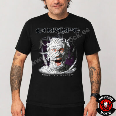 Modelo con camiseta Europe Come This Madness negra y estampación frontal