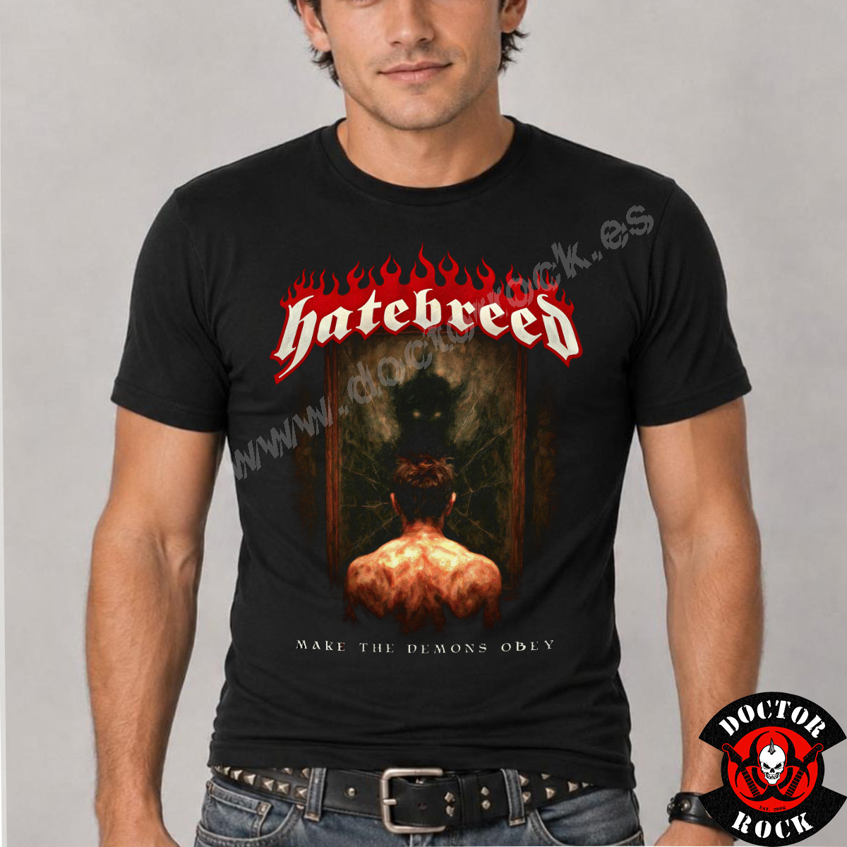 Modelo con camiseta Hatebreed Make the Demons Obey negra y estampación frontal