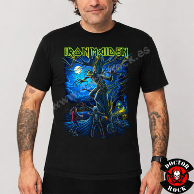 Modelo con camiseta Iron Maiden Fear of the Dark Halloween 2026
