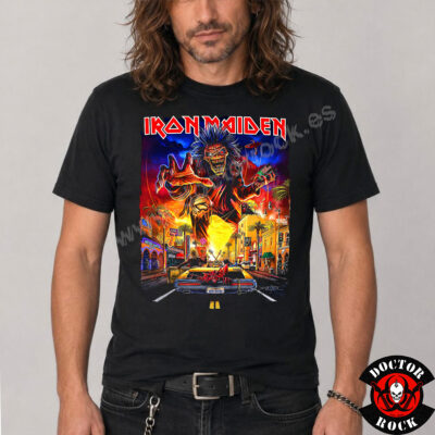 Modelo con camiseta Iron Maiden Los Angeles 2026 y estampación frontal de Eddie