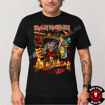 Modelo con camiseta Iron Maiden México 2026 negra y estampación frontal de Eddie