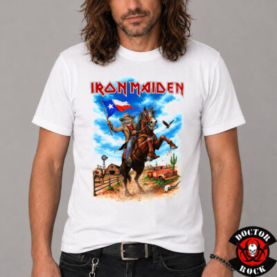 Modelo con camiseta Iron Maiden Texas 2026 blanca y estampación frontal de Eddie