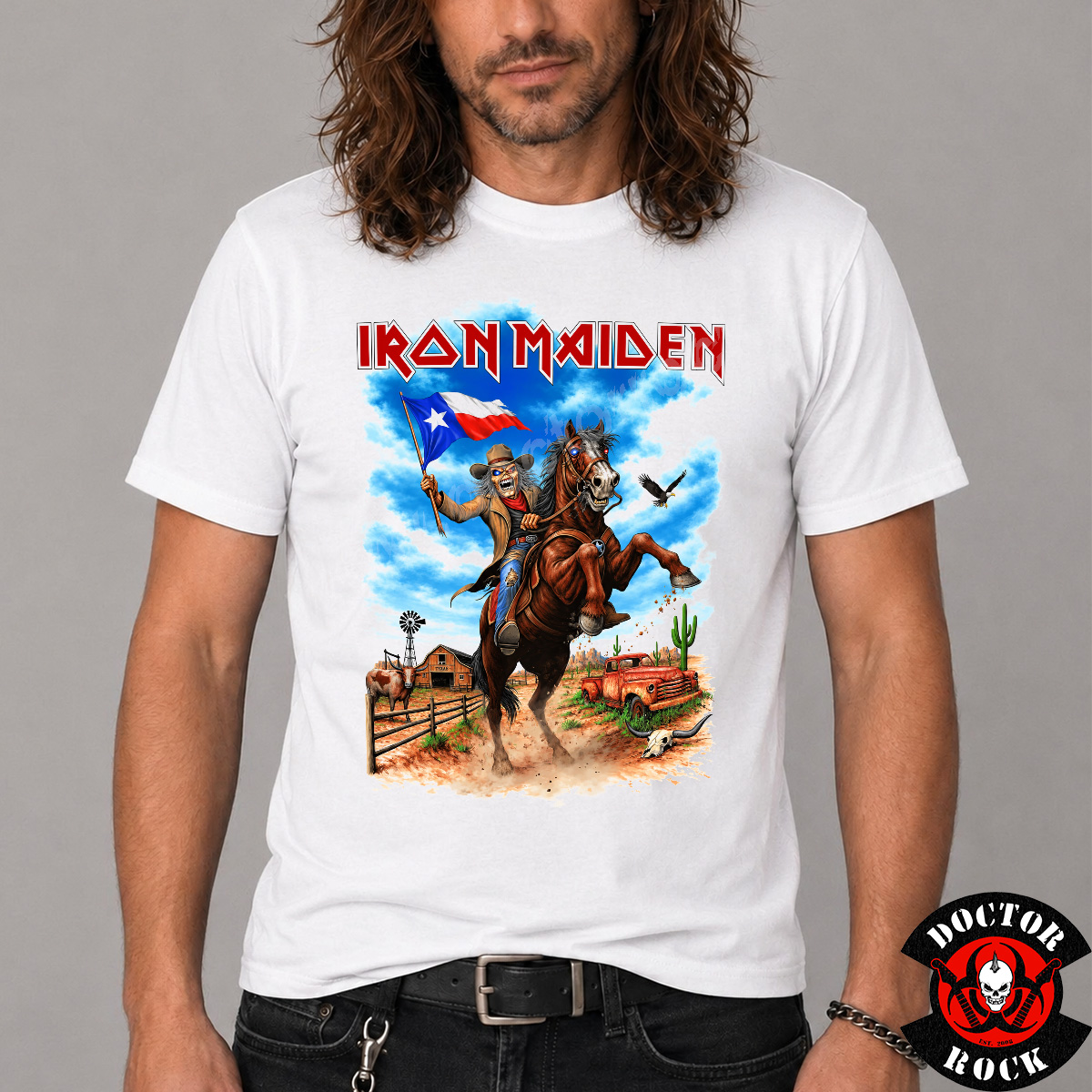 Modelo con camiseta Iron Maiden Texas 2026 blanca y estampación frontal de Eddie