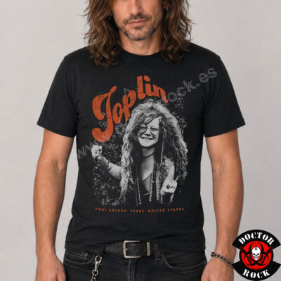 Modelo con camiseta Janis Joplin negra y estampación frontal
