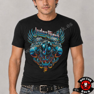Modelo con camiseta Judas Priest Hell Patrol negra y estampación frontal